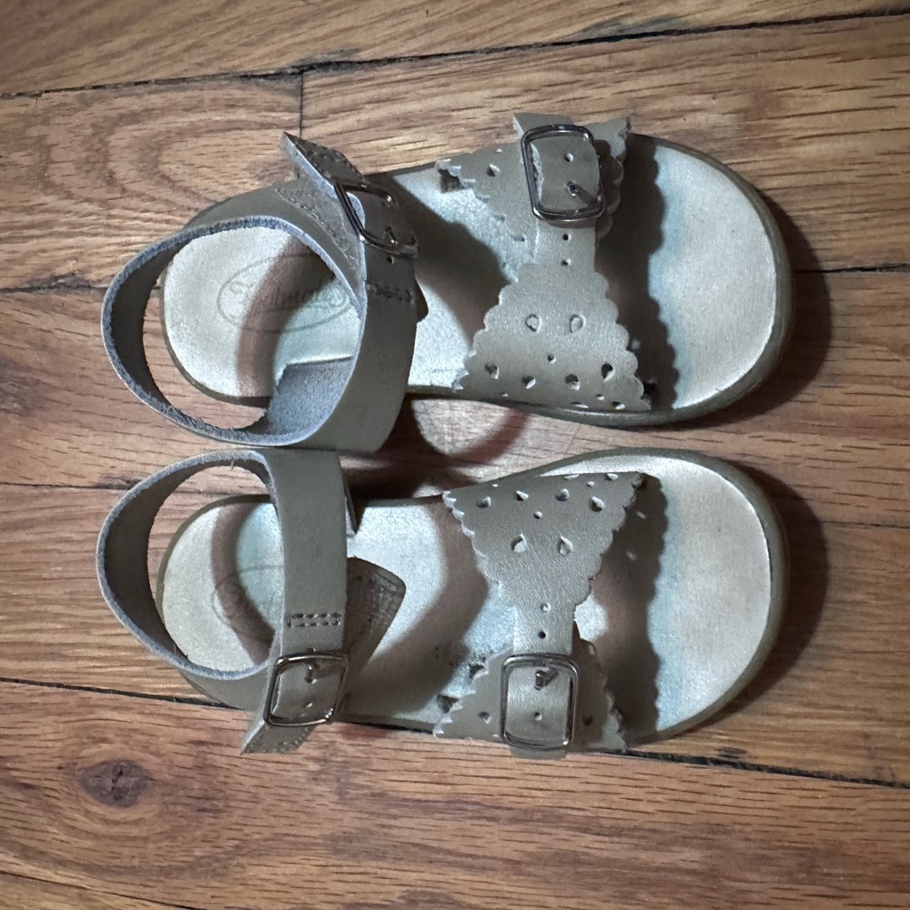 Shiny Tan Sandals with Strappy Design and Adjustable Fit